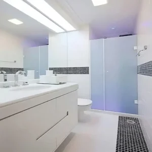 Box jateado com porta de abrir acabamento em alumínio branco