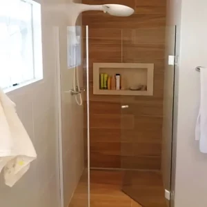 Box de vidro incolor com porta de abrir