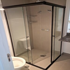 Box de canto vidro incolor com acabamento em alumínio preto